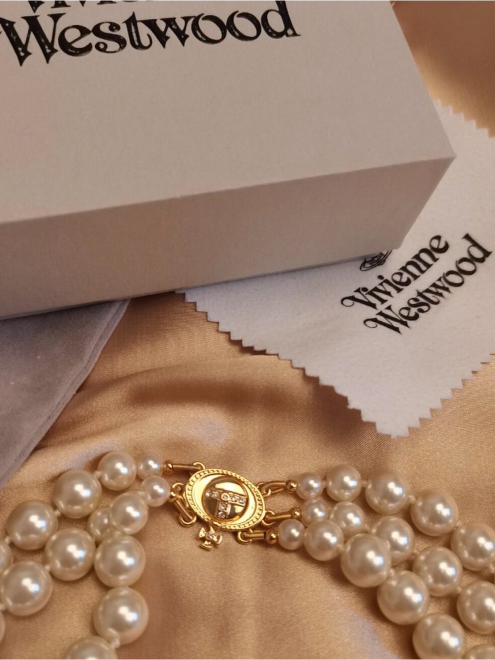 Vivienne Westwood Three Row Pearl Bas Relief Choker in Gold - Picture 4 of 7